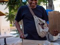 Un día, un amigo y maestro de la vida, me compartió la enseñanza de que la persona que te atienda, ayude, asista, secunde y/o colabore contigo, en cualquier restaurante, consocio, empresa; va a ser mejor (hablo de la estadía, la convivencia, la cercanía) si le preguntas su nombre y te refieres a él o ella, como tal. Así encuentro desde hace tiempo, a personas en todas partes, que me acompañan por un rato, aunque este sea de tres minutos o la vida caminando… fue entonces que conocí a Lucio Roberto, vendedor de pan en la Plaza Principal de Charcas, San Luis Potosí, y cuando digo vendedor de pan, prometo que no era cualquier vendedor de pan (que nada malo tiene de ser cualquier vendedor de pan) es decir, Lucio Roberto, desde que llegó con su energía y atención, hasta donde estaba yo rodeado de mi familia, se mostró como una persona con un sentimiento y corazón enjundioso, sonrío desde el primer segundo y a cada rato fue haciendo más y mejor, la estadía en los minutos en los que hicimos nuestro trato. Yo que no tenía hambre (Que igual que siempre tengo) salí de nuestro convenio con dos piezas que minutos después para sorpresa de nadie iba a terminar comiendo. Nos habló a todos por igual, aunque he de decir que a mi padre, tipo que iba a celebrar nuestro contrato dando el dinero exacto y correcto a nuestro amable vendedor, digamos que le habló de mejor manera, pero es que, tenía que haber visto a Lucio y su dinamismo. Tengo la inoportuna de mirar a las personas en cualquier parte, cuando estas disfrutan su trabajo, aunque cuando disfrutar sepa que no es lo mismo que hacer feliz, aunque ser feliz no signifique lo mismo que sostener… pero Lucio Roberto hasta este momento de la vida, ha entendido seguramente, que el acto de vender este alimento básico que forma parte de la dieta tradicional, no es sólo cuestión de dejar e irse hasta encontrar otro cliente, el sabiendo o sin saber, ha llegado a más, ha entregado más y me dejó una sonrisa y una nostalgia cuando se fue y le dije -Que vendas mucho pan… ( suspiro trayendo su nombre de regreso hasta ese momento) … Lucio Roberto- y respondió -Ojalá que sí… y ese soy yo, Lucio Roberto, el que vende pan en la carretilla-.