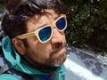Arthur del pasado, dejando los 30 de julio del 2014 y 2021 textos para que el Arthur del 2023 los lea y pueda descansar esta noche.  2021 Eramos tan jóvenes con la mirada perdida, el futuro por delante o el pasado, no lo sé. La vida daba vueltas en cada abrazo, las letras ardían, los aviones, las plazas; rescataba canciones envueltas en poemas, empezaba a escribir cartas, me enamoré, perdí, caí, dolí y la vida no fue la misma.  Hoy llego al sillón y me rodean las imágenes dónde juré abatir el camino y las ganas, dónde creí tenerlo todo sin tener nada, el mundo caía y nosotros íbamos al rescate, no calaba esta tos de sábado en la sala, y las flores esperaban tendidas en la mesa, para fugarse en libros que después llegaron, con amores que me prometieron olvido, y yo recuerdo, recuerdo y escribo... NO TODO ESTÁ PERDIDO.  2014 Yo nunca me olvido  pero a veces no me recuerdo; Recuerdo el mar que asesina, Las sirenas que cantan; Recuerdo los poemas de amor, La canción desesperada; Recuerdo una manada de nubes, Y un arcoìris danzando.  Brindo por los ocasos, Por los olvidos olvido, Intento que no duela el pasado, Y que el pasado sea olvido.  Por las noches viene un soplo, El faro está encendido, Viento en popa… No todo está perdido.  -Arthur Proa Akalyakatl