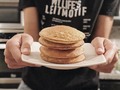 Fluffy pancakes! Son perfectas para desayunar, merienda, post-workout si no tienes chance de sentarte a comer! Las puedes hacer con vegetales (batata, brócoli, espinaca, auyama) para los niños! . #fitmom #choosehealthy #runnerslife #healthyfood