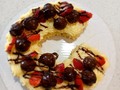 Deliciosa #milhoja en forma de letra. Rellena con crema pastelera y decorada con profiteroles y fresas