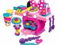 Funciones y detalles  A los niños les encantará hacer dulces de Minnie Mouse con la colorida masa Softee, rodillo, cortadores de masa y otros accesorios  Esta cocina de Minnie Mouse apoya el juego creativo de los niños mientras involucra importantes habilidades motoras finas y creatividad STEM y STEAM  El juego de moldeo de cocina incluye: unidad de cocina, 3 colores brillantes de masa blanda, moldes, extrusor y accesorios de masa  La masa blanda es limpia, fácil de usar y no tóxica  Dimensiones: 12 x 4 x 10 pulgadas  Niños a partir de 4 años  Disponibilidad inmediata .  Tenemos para ti: Sistema de apartado  Atención Personalizada al DM 💌 📲0424.890.05.00 Servicio de delivery. Manejamos los mejores precios del mercado 💘    #babychicmargarita #baby #bebe #niños #juegos #juguete #diadelniño #islademargarita #minnie