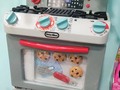 Primero Horno . Litle Tikes.   Este horno está lleno de sonidos realistas: quemadores encendidos, hervir agua, chispeante y timadores sonando. Otras características realistas incluyen la estufa se ilumina, los botones realmente funcionan, la luz del horno se enciende cuando la puerta está abierta, el estante del horno es extraíble y los diales del quemador giran  Accesorios incluidos: incluye 11 accesorios de cocina realistas: 4 galletas, una bandeja de galletas, un huevo frito, un trozo de tocino, un filete, una sartén, una espátula y una toalla  Ideal para espacios pequeños: fácil de configurar hasta su tamaño completo (15.5 pulgadas de ancho x 11.5 pulgadas de profundidad x 20.5 pulgadas de alto)  Funciona con 3 pilas AA (incluidas)  Edades: 24 meses a 8 años