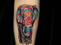 ¿Sabes lo que se significa tatuarse un elefante?   Uno de los significados más populares son su vinculación con el mundo divino y espiritual, dicen traer buena suerte 🍀   En la máquina @pollito_tattoo   Envíanos tu idea 💡 y nosotros la plasmamos en tu piel.   23 años brindando el mejor servicio ⚓️   ¡Citas disponibles!