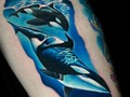 ¿Sabes lo que significa tatuarse una orca?🌊 •  la orca es un símbolo de fuerza y velocidad. Con el paso de los siglos, las orcas, que acostumbran a vivir en grupos familiares, fueron consideradas soberanas y guardianas del océano. • @pollito_tattoo