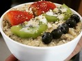 En la Edad Media, no se podía comer nada antes de la misa de la mañana. Se cree que la palabra desayuno se introdujo en esta época, literalmente significa “romper el ayuno” de la noche.  Con la Revolución Industrial,  los trabajadores necesitaban hacer una comida temprano para poder aguantar las jornadas en las fábricas  Desde entonces, el desayuno forma parte de los hábitos saludables que realizan diariamente.   #desayunosaludable, #healthyeating, #avena, #snacksaludable, #habitossaludables