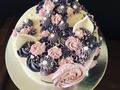 Lleno de rositas en tonos muy pastel y de sprinkles divinos : cake de gatico 🐱