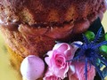 Cardos, rosas y merengues adornan este cake de vainilla y arequipe