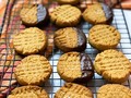 Ojalá las decisiones de la vida fueran tan simples como estas galletas 😃🤔 Nada de complicaciones por aquí. Unos pocos ingredientes, no toman mucho tiempo y los resultados son deliciosos 😋 Y al final, todos felices y satisfechos 😁 Si necesitas cosas simples en estos momentos de la vida #yesplease, prueba estas galletitas! #peanutbuttercookies #quedateencasa