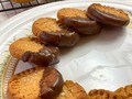 Estas galleticas de maní NO llevan harina, por eso son taaaan fáciles de hacer, tanto, que TAMPOCO necesitas batidora 🙂 . #glutenfreecookies #dairyfree #pbcookies #bybakkercakes