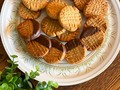 Yo le puse chocolate derretido a algunas galletas y a otras les puse sal gruesa. Quedaron de muerte lenta!!!! #peanutbuttercookies #bakkercakes #quarantine #pbcookies