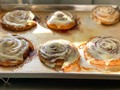 Mmmm 😋...¿algo mas rico que esto? #cinnamonrolls #bybakkercakes #freshfromtheoven