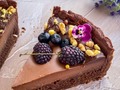 Y por supuesto, como tanto me gusta, ¡hoy también se trata de chocolate! ¿Podrían imaginarse el mundo sin chocolate? ¿No es esta una de las mejores curas para los ánimos caídos? He aquí una pequeña indulgencia para este fin de semana…🤎🌸  ———- Tarta de Chocolate y Almendras   #chocolatetart #chocolatetherapy #cakes #cakelover #newrecipe #bakkercakes