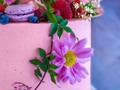 Soy muy feliz cuando mis clientes y amig@s confían en los cakes que con tanto amor hago para todas sus celebraciones y son tan bien recibidos por todos. ¡Gracias por elegir mis productos!   Este Cake particularmente, ha causado revuelo y sensación. Lo han pedido muchísimo de aquí hasta Diciembre ¡qué emoción!   🌿🌸🌿  Cake de champaña rosada, confitura de frambuesas, cobertura de chocolate blanco y flores naturales 🍃🍃🍃  #cakecakecake #champagnecake #pink #raspberries #whitechocolate #freshflowers #cakestagram #cakeartist #food #foodphotography #foodporn #foodpics #52grams #yummy #yuumyfood
