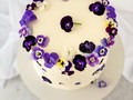 Una linda corona de pensamientos adorna nuestro cake. Siempre elegimos y seleccionamos cuidadosamente las más hermosas florecitas comestibles que nos envían del cultivo para que, al final, llegue a ti un producto suntuoso.  #bakerbynature #flowersinmycakes #pansies #pensamientos #floresenmipastel #bakersgonnabake #bakersgottalent #bakerslife #cakeartist #tortasdeflores