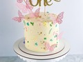 Para celebrar el primer año de Carlota, su mamá eligió un delicado diseño con mariposas 🦋 y pequeñas flores en buttercream. Me pareció que quedó muy lindo. ¿Uds qué opinan? 🦋🌸🦋🌸