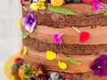 El ‘naked cake’ es uno de los postres más lindos para ofrecer en cualquier ocasión. Se llama así por su apariencia minimalista que resalta el pastel en sí y su textura. Para decorarlo, la regla es inspirarse en su sabor y potenciarlo con elementos naturales como frutas, frutos secos, flores, chocolates, dulces, etc. Y lo bueno es que a pesar de su impresionante aspecto, es muy sencillo de preparar y de obtener un resultado espectacular. Con una buena espátula, una buena receta y un poco de creatividad, conseguirás el pastel más bonito del mundo 🙂. La buena noticia es que ofreceremos clases para que el año entrante aprendas de nuestra mano a hornear estas delicias, ¿te animas?