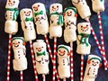 Hombrecitos de Nieve ⛄️ de marshmallow y chocolate blanco para el #diadelasvelitas  #christmastreats #masmelos #navidad #postresnavidad #christmasdesserts #marshmallow #snowman