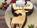 Ya empezamos con nuestras linduras de cakes de navidad. Yo amo los renos con locura. ¿Qué tal esta delicia de chocolate?   #christmasiscoming #christmascake #christmasbaking #bakinglove #cakeartist #moosecake #reindeercake #reno #chovolatecake #festivegold #vhristmas #christmaslove #christmascaroling #christmascountdown #christmasspirit