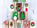 🎁🎁🎁🎁 ¡Nuestras mini {Paletas de Navidad} son siempre un regalo perfecto! 🎄🎁🎄❤️ . . . . . #christmascakesicles #christmascakepops #christmas #christmasdessert #christmastreat #christmasgifts #christmasbaking #christmasbakinghasbegun #navidad #weihnachten #baken #novenasnavideñas