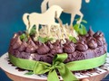 Con copos de chocolate oscuro y de chocolate blanco + un par de lindos caballitos 🐎; así salió nuestro delicioso y super ‘chicludo’ #browniecake para la celebración de un dulce cumpleaños 🎈  - - - -  Topper caballo 🐎 dorado opaco by @ohlalacelebraciones   Topper caballo 🐎 dorado en espejo by @nameyourcaketoppers  Brownie Cake 🍫by @bakkercakes