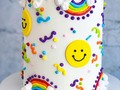Con caritas felices 🙂, arcoíris 🌈 y como dibujado por un niño 👦 . Cake para una Primera Comunión  #smileycake
