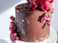 Celebrar siempre con deliciosas tartas compuestas de ricos, esponjosos y húmedos bizcochos, coberturas brillantes y dulzonas, y cumpleañeros e invitados felices 🙂