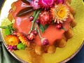 Vista superior de una tarta linda y sencilla para tus tardes con amigas. Lleva flores y jalea de guayaba 🪷