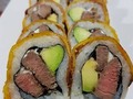 Lo más delicioso que te comerás hoy.  ACPM Roll: Lomito salteado con queso crema y aguacate forrado con madurito. $22.000 Sigue a: @wiki_wok