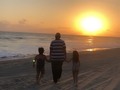 Amando Inmensamente esta Foto, el mayor regalo de Dios está en lo que vivimos y muchas veces no nos damos cuenta, un atardecer en Acapulco, este atardecer que recordó aquel episodio del chavo del 8 en Acapulco fue realmente hermoso 🤩. . #family #twins #acapulco #mexico #atardecer #sister #beach