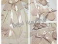 Conjunto Faldon Bautizo💞 Para que las bebas de esta comunidad estén super bellas. 😍  👉Faldon, confeccionado en algodón pique con encaje. 👉Chaqueta tejida a mano con hilo de algodon color beige y lazo de Raso. 👉 Escapines gorrito y manoplas tejidas 👉 Conjunto Disponible en talle unica 0 a 3 meses.  🏃‍♀️ Pidelo ya para comprarlo, los elaboramos en el color beige y blanco.  visita nuestra pagina kempora.wixsite.com/website  💵zelle pago movil y efectivo pagando en efectivo o transferencia.  🚛Envíos a todo el pais