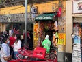 El día que conocí el zócalo de Ciudad de México, probé el mezcal, corrimos para entrar a una visita al Museo de Bellas Artes pero había demasiada cola, vimos la catedral pero no mucho (estoy intentando convencer a @juanrasanzmt para volver mañana), visitamos varias iglesias e ignoramos una expo de Leonardo con una pinta bastante regulera. Después de comer entramos en una tienda fantasía a comprar Guadalupes para les amigues como si las fueran a prohibir y casi me da un parraque allí mismo por la combinación de mezcal, calor y olor a incienso.  #cdmx #gaycouple #photodump #reels #mexico #travelgram