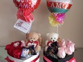 Corazón de rosas con peluche globos y chocolates