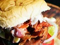 La hamburguesa perfecta existe y tiene un montón de crujiente tocineta ¡Nosotros la amamos!😍 #fastfood #food #clientebig #elreydelgratinado #burger #coro #like #follow #combo