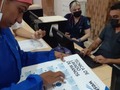 Para conmemorar el pasado 15 de octubre, el día mundial del lavado de manos, en MiRed IPS se realizaron actividades de concientización para promover el constante lavado de manos con nuestro personal asistencial. En el mundo hay dos fechas en las que se promueve el lavado de manos: el 5 de mayo y el 15 de octubre. La primera, se orienta a fortalecer esta acción en los equipos de salud y la segunda, se dirige a toda la comunidad.   Lavarse las manos con agua y jabón durante al menos 20 segundos, es una de las recomendaciones que más escuchamos por estos días, como una de las herramientas fundamentales para prevenir el coronavirus (COVID-19), pero este simple hábito siempre fue una de las acciones más efectivas y simples para prevenir enfermedades.   El lavado de manos es una medida fundamental para la comunidad, pero específicamente para el personal de salud es un paso elemental para lograr los estándares de calidad que requiere la atención de la salud.  En 2005, la Organización Mundial de la Salud (OMS) lanzó la iniciativa Una atención limpia es una atención más segura orientada a mejorar esta práctica en los equipos de salud y estableció al 5 de mayo como el Día mundial del lavado de manos.  La actual situación sanitaria mundial vuelve a reforzar este simple hábito: en todos los lugares donde sea posible lavarse las manos con agua y jabón durante al menos 20 segundos es clave para prevenir enfermedades.  Recuerda la importancia de no olvidar las medidas de autocuidado para prevenir el contagio del Covid-19. Manten los lugares ventilados, usa correctamente el tapabocas, cubriendo boca y nariz; evita reuniones con personas que no vivan en tu mismo entorno familiar.  𝗟á𝘃𝗮𝘁𝗲 𝗹𝗮𝘀 𝗺𝗮𝗻𝗼𝘀 𝗳𝗿𝗲𝗰𝘂𝗲𝗻𝘁𝗲𝗺𝗲𝗻𝘁𝗲.  #segundosquesalvanvidas #lavatelasmanos #solo20segundos #cuidemonostodos #vacunate #vacuna #MiRed #MiRedIPS #CuidamosTuSalud #Barranquilla  @opspaho @secsaludbaq @alcaldiabarranquilla