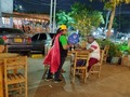 MiRed IPS sigue con la capa puesta en estas fiestas de fin de año 2022, seguimos con los caminantes de la salud visitando los diferentes bares y estaderos del@sur de #Barranquilla llevando la concientización de una del control de las bebidas alcohólicas, la importancia de una sexualidad segura y recordarnos los mecanismos y cuidados que se deben tener para prevenir la viruela simica #pontelacapa #viruelasimica #baresyestaderos #miredips #Pic @secsaludbaq @alcaldiabarranquilla @minsaludcol