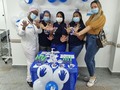 Hoy por el día mundial de la higiene de manos en MiRed IPS hemos realizado actividades de concientización en todos nuestras sedes. Lavarse las manos correctamente es una medida simple pero efectiva para prevenir la propagación de enfermedades. A continuación te indico los pasos que debes seguir para lavarte las manos correctamente:  💦 Moja tus manos con agua corriente limpia (fría o tibia). 🧼 Agrega suficiente jabón para cubrir toda la superficie de tus manos. 💦 Frota las palmas de tus manos juntas para crear espuma. 🧼 Frota la palma de una mano sobre el dorso de la otra mano, y luego cambia de mano y repite este paso. 💦 Frota las palmas de tus manos entre tus dedos, asegurándote de cubrir todos los espacios. 🧼 Frota el dorso de tus dedos contra la palma de la otra mano, manteniendo los dedos entrelazados. 💦 Frota el pulgar de una mano con la otra mano y luego cambia de mano y repite este paso. 💦 Frota las puntas de tus dedos contra la palma de la otra mano, asegurándote de cubrir todos los espacios. 💦 Enjuaga tus manos con agua corriente limpia. 💦 Sécate las manos con una toalla limpia o al aire.  Es importante lavarse las manos durante al menos 20 segundos para asegurarse de eliminar cualquier bacteria o virus. Si no tienes acceso a agua y jabón, puedes usar un desinfectante para manos a base de alcohol. #SALVAVIDASLIMPIATUSMANOS