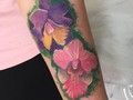 Tatuajes que representan 😍 en honor a una madre y a un tío que acompañan a nuestra clienta en su corazón ❤️‍🩹 su primer tattoo y muy simbólico. 🌷escríbenos para diseñar algo único para ti y no te pierdas la promo en tattoos representativos ☘️ más información whatsapp 311 7532563 #pereira #pereiracapitaldeleje #flowerstattoo #tattoo #tatuaje #flores #orchidtattoo #orquideas #sinfiltro #nofilter #freshtattoo #tattooofinstagram #tattoovideo
