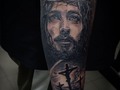Uno muy representativo para un muy buen cliente ☺️ trabajamos en conjunto para plasmar el mejor diseño. Escríbenos para recibir una completa asesoría 😊 whatsapp 311 7532563 #jesuschrist #jesuschristtattoo #tattoo #tatuaje #portraittattoo #freshtattoo #tattoovideo #nofilter #tattoosofinstagram #blackandgreytattoo