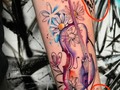 Desliza y conoce la opción final 😄 Ella nos había enviado la imagen de otro tattoo (el de la primera imagen) y ese era el que "queria" ...pero como muchos saben, siempre recomendamos diseñar de manera personalizada y evitar las copias de Internet y después de haber ofrecido varias opciones, ella se decidió por uno en acuarela (última foto) 🤩 muchas gracias por confiar en nuestro trabajo, por valorar el trabajo de los artistas y permitirnos intervenir en este proceso creativo tan representativo. Fue todo un gusto🎻 #pereira #pereiracapitaldeleje #tattoo #tatuajes #tatuadoras #inked #watercolortattoo #freshtattoo #nofilter #sinfiltro
