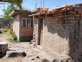 Siempre es hermoso regresar a ese lugar donde por muchos años fuiste feliz, una infancia sin lujos, no teníamos el recurso económico pero con tan solo un montón de tierra y unos juguetes viejos éramos felices mis hermanos y yo👩‍👧‍👦 recuerdo nuestra casa llena de flores y muchas plantas como a mi madre siempre le ha gustado tener, ese caminito empedrado, el olor a tierra mojada de los cuartos todos los días (no tenía piso firme) el olor en la cocina de Adobe que mi señora madre👸 tanto adoraba, amontonados mis hermanos y yo en una cama para dormir pero éramos tan felices, hoy 20 años después nuestra casa está en el olvido 😥 Nuestros vecinos #DonMiguel 🧓 y #DoñaCarmen. Cada quien con su vida pero siempre unidos como la gran familia que somos 👨‍👩‍👧‍👧 no me avergüenza decir de donde vengo pero daría lo que fuera por regresar a todos esos bellos momentos 😍