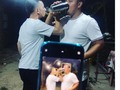 Ni un brillo uno con café ☕ y el otro con cerveza 🍺 Pero siempre juntos con amigos y hermanos que somos