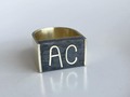 Anillo Muro De la colección detalles Arquitectónicos, una muestra de cómo puedes personalizar tus piezas con tus iniciales o palabras que te inspiren. Técnica: Construcción Materiales: Bronce con baño de oro y concreto. #anillo #muro #detallesarquitectonicos #letras #palabras #modaqueer #orfebreríacontemporánea #hechoamano