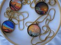 Así nos vimos ayer en el @macrofest y su Macro Market Bastidores: Arte para llevar contigo en un collar. #Mini lienzo pintado por la artista plástico @gabrielazerpaart inspirados en el atardecer Panameño🇵🇦  Montaje: BUENAMOZA #bastidores #collares #hechoamano #lienzos #macromarket #orfebreíacontemporánea #pty #panamacitypanama