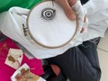 Parte del proceso del bordado de una de nuestras pieza icónicas “El Bastidor de OjO”. Ilustrado a mano ✍️ por el arquitecto @francoarq un diseño exclusivo para BUENAMOZA. #bordadoamano #ilistration #ojo #textilart #trabajoenequipo #joyeriatextil