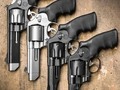 Los malos no juegan...  Quiero un revolver asi😎