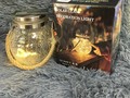 Focos luces hada lámpara colgante decoración navideñas Precio $13 Lámpara colgante de botella de vidrio de energía solar IP55 Luz de decoración de jardín al aire libre impermeable (blanco cálido)  Descripción 1. Control de luz inteligente, carga automática durante el día e iluminación automática durante la noche 2. Impermeable IP55 3. Apto para decoración e iluminación en áreas residenciales, jardines y parques 4. Material: Vidrio + ABS 5. Panel solar: 2V 80MA 6. Capacidad de la batería: 1.2V 600mAh 7. Fuente de luz: 20 x perlas de lámpara LED 8. Tiempo de carga: 8-12 horas de luz solar directa 9. Duración de la iluminación: 6-8 horas (carga completa) 10. Tamaño: 12.5 x 12.5 x 14.5cm 11. Peso neto: 700g Realizamos envíos a todo el Ecuador #lucesnavideñas #foconavideño #luzhada #lucesdehadas #lamparanavideña #lamparasolar #feliznavidad #prosperoañonuevo