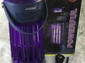 Lampara repelente trampa para mosquitos insectos Mata mosquitos fácilmente La onda de luz violeta biónica de 365 nm mejora la atracción de los mosquitos a través de la tecnología biónica humana, lo que permite atrapar mosquitos con precisión Tiene un ventilador de succión aerodinámico de 360 ​​grados incorporado, y los mosquitos que se acercan al vuelo desde cualquier dirección serán absorbidos por la trampa para insectos, y murió por la deshidratación del flujo de aire, muy eficaz. Fácil de limpiar Simplemente retire la caja trampa para mosquitos, la caja de almacenamiento de mosquitos de gran capacidad puede quitar y tratar fácilmente los mosquitos muertos con un simple giro. La lámpara impermeable para mosquitos se puede colocar en agua para limpiarla. Seguridad y protección del medio ambiente La tecnología de control de mosquitos puramente física mata a los mosquitos de manera segura Sin ruido electrónico, no químico, no tóxico y no radiactivo, 100% seguro para humanos y mascotas, una solución de control de insectos extremadamente ecológica y rentable. Fácil de transportar y ahorrar energía El voltaje seguro de 5 V CC (bajo consumo de energía) y el tamaño compacto de la fuente de alimentación USB hacen que sea fácil de transportar y se puede usar en dormitorios, pasillos, hoteles, oficinas, viajes, campamentos y cualquier lugar donde sea necesario matar mosquitos. La trampa para mosquitos puede ser alimentada por cualquier dispositivo USB, como computadoras, computadoras portátiles, energía móvil, regletas de enchufes, adaptadores USB, etc. El voltaje de trabajo de 5V garantiza un toque seguro y ahorro de energía. Sueño de noche silenciosa El ventilador incorporado seguirá funcionando una vez que se encienda. No hace ruidos fuertes que perturben su sueño. El ventilador silencioso de 35 dB es perfecto para bebés, niños pequeños y personas embarazadas. Realizamos envíos a todo el Ecuador  #repelentedemosquitos #repelentedeinsectos #matamosquitos #matainsectos