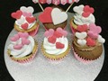 💕ya viene el Día del Amor y la Amistad💞... ¡Endulza tu día!  Pedidos al +56935355367  #cupcakes #14febrero #sanvalentin #diadelamorylaamistad #enamorados #novios #pololos #cupcakeschile #pastry #regalacupcakes #reposteriachile #reposteriaartesanal #oreo #chipsahoy #Hersheys #snickers #milkyway #toblerone #instacupcake #instachile #SantiagodeChile #cupcaketagra #Chile #venezolanosenChile #lachicadecacao