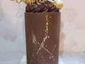 Ferrero - Nutella Cake  Con esta magnífica cake doble altura, celebramos la vida de mi hijo mayor... ¡¡19 años!! 🎊🎉🥳 y lo único que deseo para él es que sea feliz y salud para que disfrute esta vida que es un regalo maravilloso... ¡Te amo hijo! @wxrtthless   Por dentro, esta torta era una explosión de sabor: bizcocho vainilla cookies humedecido con tres leches, relleno de nutella y chocolates Ferrero Rocher🤤🤤  Por fuera, cubierta de delicioso ganache de chocolate de leche, con matices de oro @costacakedecorate   Un hermoso cake topper de @creacionesvm.cl pintado también con matizador dorado  Definitivamente ¡¡perfecta!!😍  #ganachecake #chocolatecake #tallcakes #nutella #ferrerorocher #toblerone #tortasdoblealtura #tortasdecacaocupcake #cacaocakesandcupcakes #lachicadecacao