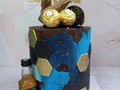 Lucas Cake  La vida se celebra a lo grande y qué mejor que con una bella y deliciosa torta😍🤤  Por dentro, bizcocho húmedo de chocolate relleno de ganache de Baileys y caramelo salado, mermelada de 🍒 y manjar y nutella... una explosión de sabores!!  Por fuera, cobertura de chocolate amargo y ese toque con una mini Jack Daniels  #chocolatecake #ganachecake #ganachedebaileys #tallcakes #jackdaniels #tortasdoblealtura #tortasantiago #tortasdecacaocupcake #cacaocakesandcupcakes #lachicadecacao